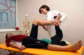 Bei der Reha werden dem Patienten Übungen und gelenkschonende Bewegungsmaßnahmen gezeigt.