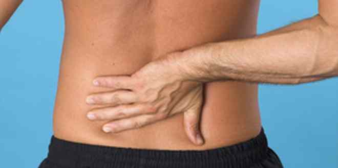 Neben den Rückenschmerzen können Beschwerden auch in die Bauchregion oder unteren Extremitäten ausstrahlen.