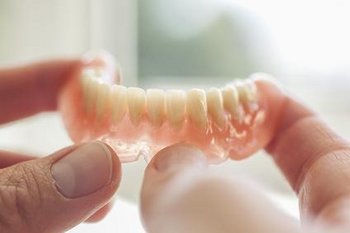 abgebrochener Schneidezahn Aus ästhetischen Gründen wird von der Verwendung von Vollgusskronen aus Metall im Bereich der Schneidezähne mittlerweile abgesehen.
