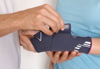 Ruhigstellung des Handgelenks Handwurzelarthrose