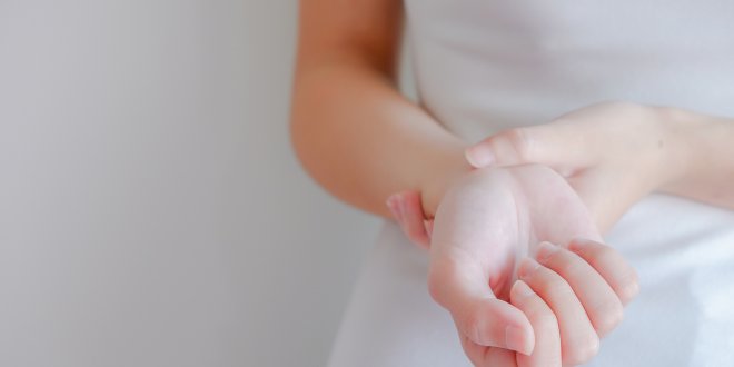 Durchblutungsstörungen im Arm zeigen sich häufig an den Fingern.