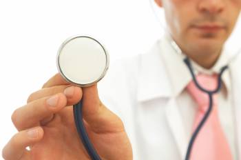 Diagnostik kalte Hände Körperuntersuchung mit dem Stethoskop