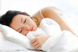 Atemaussetzer Frau im Bett