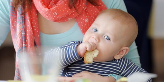 Mundgeruch beim Baby hängt häufig mit der Ernährung zusammen.