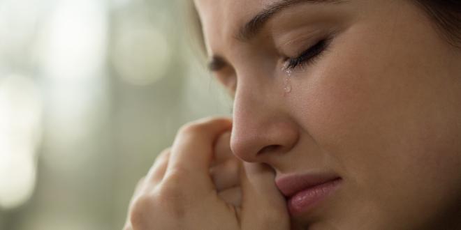 Liebeskummer kann zu einer großen Traurigkeit führen Traurigkeit ist ein häufiges Symptom von Liebeskummer