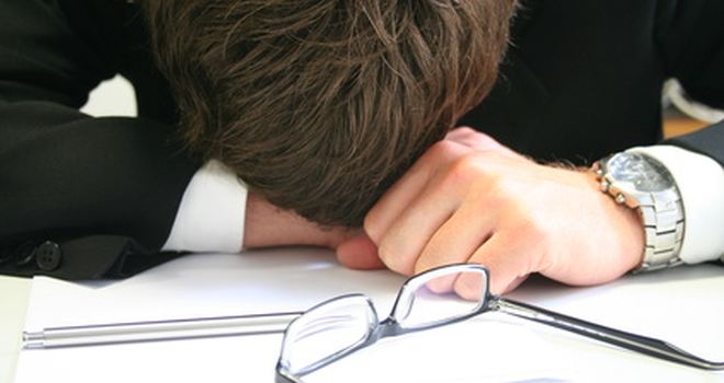 Das Burnout Syndrom zeigt sich durch anhaltende Müdigkeit und Erschöpfung.