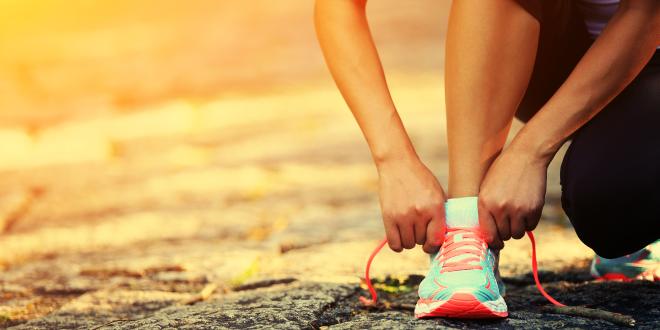Sport bei Risiken Schuhe binden