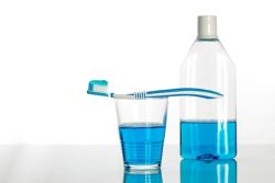 Mundwasser Reinigung des Mundes und der Zunge mit Mundspülung