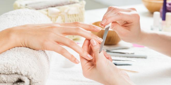 Rissige Nagelhaut