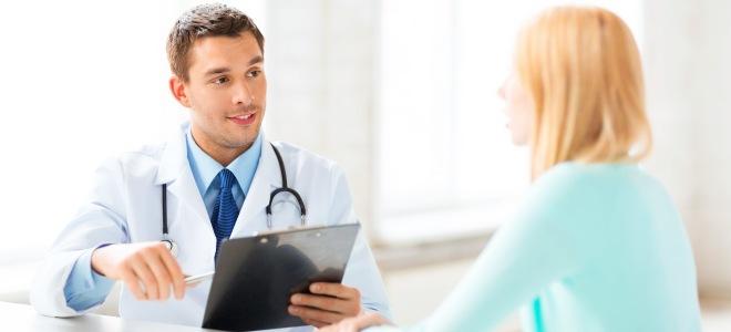 Abszess im Gesicht Arztgespräch Arzt berät Patientin