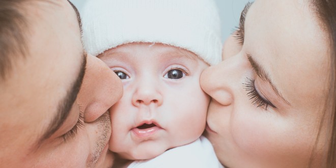 Hautausschlag beim Zahnen beim Baby Eltern küssen Baby