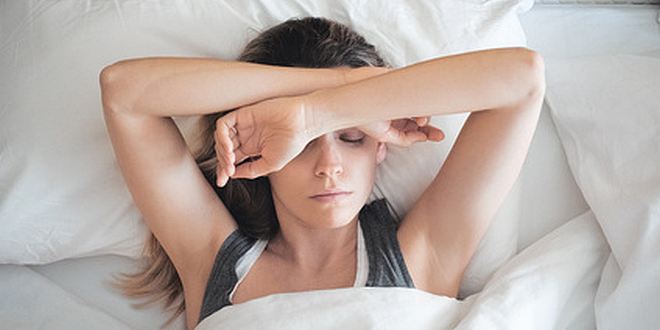 Nachtschweiß Schwitzen Frau nachts Bett