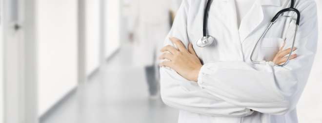 Der Arzt kann einen Abszess mit einer Zugsalbe oder einem lokalen Antibiotikum behandeln, in machen Fällen ist jedoch auch ein chirurgischer Eingriff notwendig.