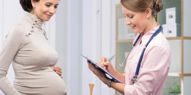 Schilddrüsenunterfunktion in der Schwangerschaft Schwangere Frau bei Frauenärztin