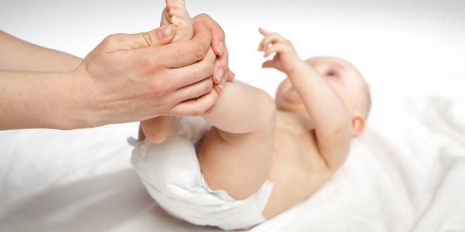 Durchfall beim Baby Baby auf Wickeltisch