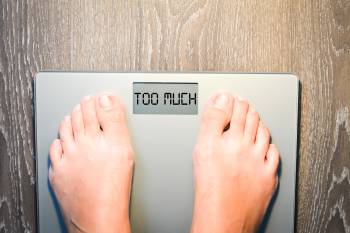 Arthrose Übergewicht kann, durch die vermehrte Belastung der Gelenke, Arthrose verursachen.
