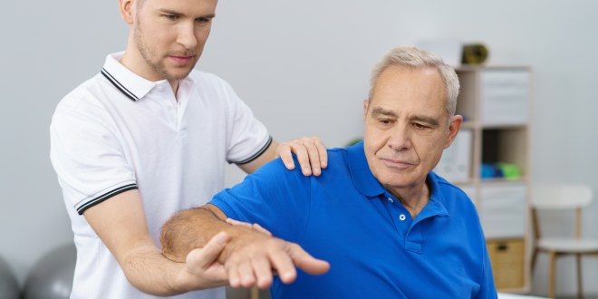 Schulterarthrose Mann mit Schulterarthrose beim Arzt