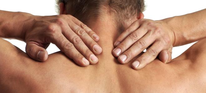 Symptome eines HWS Syndroms Mann mit Schmerzen im Nacken