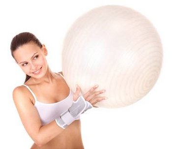 Handgelenksbandage Einsatzgebiete Frau mit Handgelnksbandage