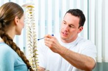 Test Bandscheibenvorfall Orthopäde erklärt Patientin Bandscheibenvorfall