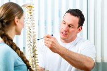 Orthopäde erklärt Patientin Bandscheibenvorfall