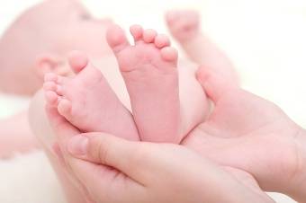 Kontrolle der Extremitäten: Gesunde Kinderfüßchen (Ausschluss Klumpfüße)
