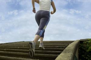 Frau beim Treppe auf joggen